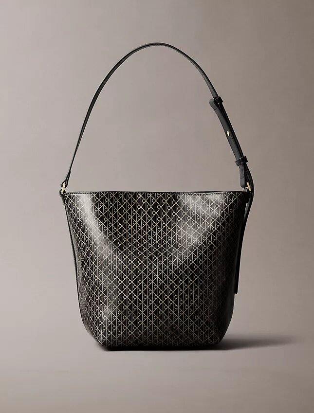 Bolso tipo cubo con logotipo estampado en toda la superficie y bolsita Bolso tipo cubo con logotipo estampado en toda la superficie y bolsita