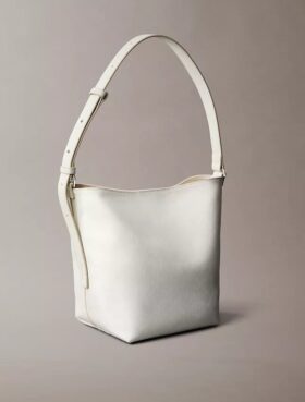 Bolso tipo cubo con logotipo estampado en toda la superficie y bolsita