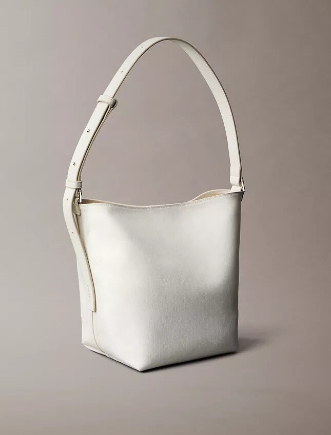Bolso tipo cubo con logotipo estampado en toda la superficie y bolsita Bolso tipo cubo con logotipo estampado en toda la superficie y bolsita