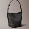 Bolso tipo cubo con logotipo estampado en toda la superficie y bolsita Bolso tipo cubo con logotipo estampado en toda la superficie y bolsita