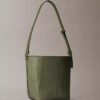 Bolso tipo cubo con logotipo estampado en toda la superficie y bolsita Bolso tipo cubo con logotipo estampado en toda la superficie y bolsita