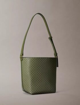 Bolso tipo cubo con logotipo estampado en toda la superficie y bolsita