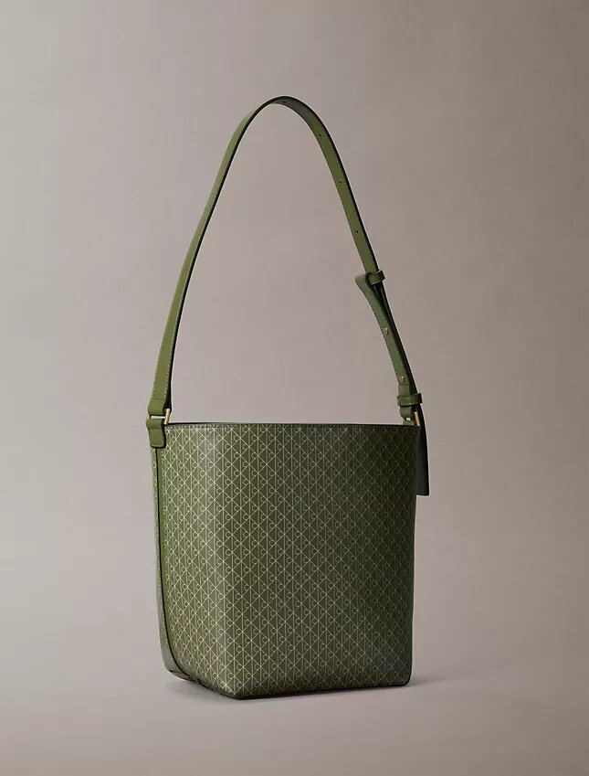 Bolso tipo cubo con logotipo estampado en toda la superficie y bolsita Bolso tipo cubo con logotipo estampado en toda la superficie y bolsita