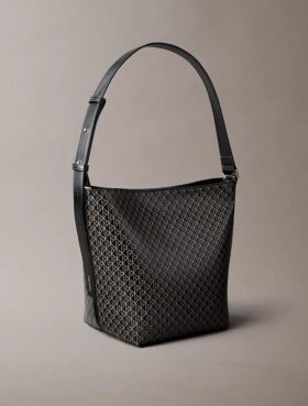 Bolso tipo cubo con logotipo estampado en toda la superficie y bolsita