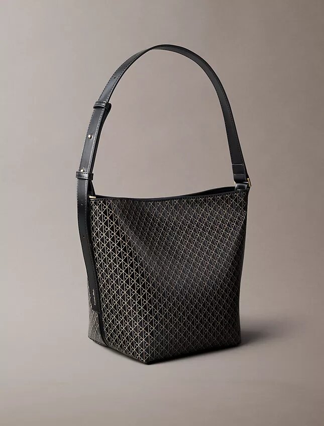 Bolso tipo cubo con logotipo estampado en toda la superficie y bolsita Bolso tipo cubo con logotipo estampado en toda la superficie y bolsita
