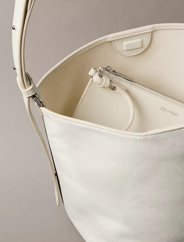 Bolso tipo cubo con logotipo estampado en toda la superficie y bolsita Bolso tipo cubo con logotipo estampado en toda la superficie y bolsita