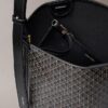 Bolso tipo cubo con logotipo estampado en toda la superficie y bolsita Bolso tipo cubo con logotipo estampado en toda la superficie y bolsita