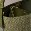 Bolso tipo cubo con logotipo estampado en toda la superficie y bolsita Bolso tipo cubo con logotipo estampado en toda la superficie y bolsita