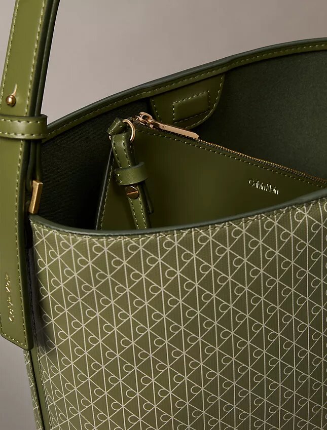 Bolso tipo cubo con logotipo estampado en toda la superficie y bolsita Bolso tipo cubo con logotipo estampado en toda la superficie y bolsita