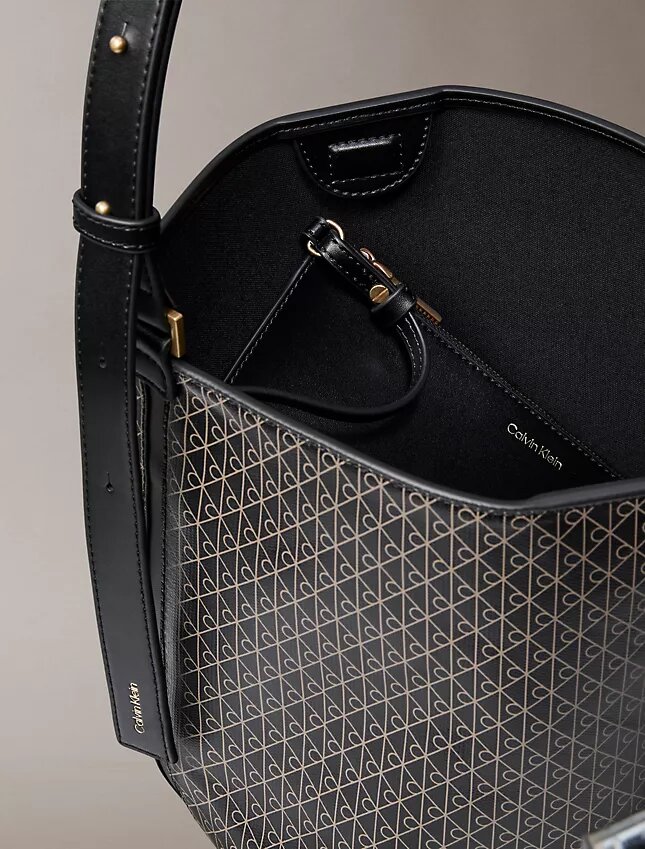 Bolso tipo cubo con logotipo estampado en toda la superficie y bolsita Bolso tipo cubo con logotipo estampado en toda la superficie y bolsita