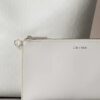 Bolso tipo cubo con logotipo estampado en toda la superficie y bolsita Bolso tipo cubo con logotipo estampado en toda la superficie y bolsita
