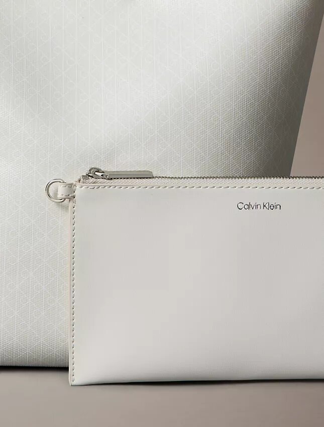 Bolso tipo cubo con logotipo estampado en toda la superficie y bolsita Bolso tipo cubo con logotipo estampado en toda la superficie y bolsita