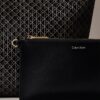 Bolso tipo cubo con logotipo estampado en toda la superficie y bolsita Bolso tipo cubo con logotipo estampado en toda la superficie y bolsita