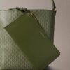 Bolso tipo cubo con logotipo estampado en toda la superficie y bolsita Bolso tipo cubo con logotipo estampado en toda la superficie y bolsita