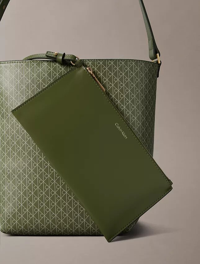 Bolso tipo cubo con logotipo estampado en toda la superficie y bolsita Bolso tipo cubo con logotipo estampado en toda la superficie y bolsita