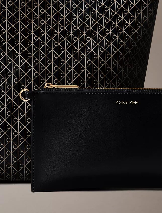 Bolso tipo cubo con logotipo estampado en toda la superficie y bolsita Bolso tipo cubo con logotipo estampado en toda la superficie y bolsita
