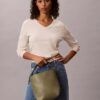 Bolso tipo cubo con logotipo estampado en toda la superficie y bolsita Bolso tipo cubo con logotipo estampado en toda la superficie y bolsita