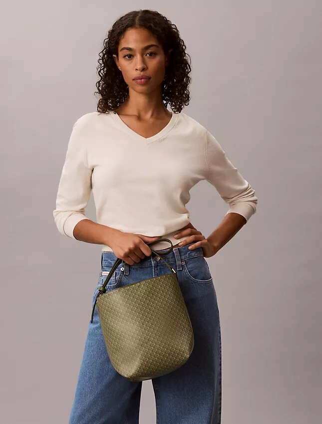 Bolso tipo cubo con logotipo estampado en toda la superficie y bolsita Bolso tipo cubo con logotipo estampado en toda la superficie y bolsita