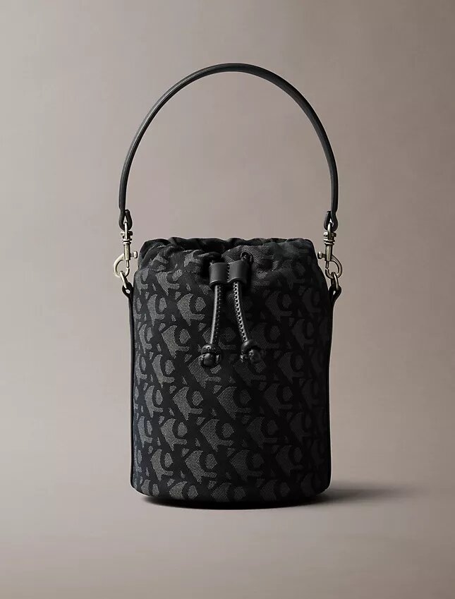 Bolso tipo cubo con monograma integral Bolso tipo cubo con monograma integral
