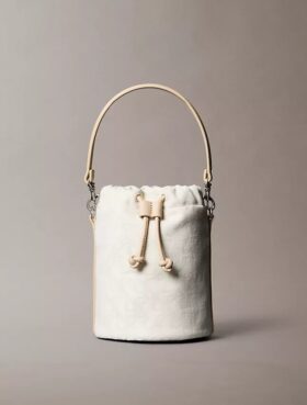 Bolso tipo cubo con monograma integral