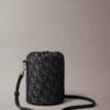 Bolso tipo cubo con monograma integral Bolso tipo cubo con monograma integral