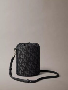 Bolso tipo cubo con monograma integral