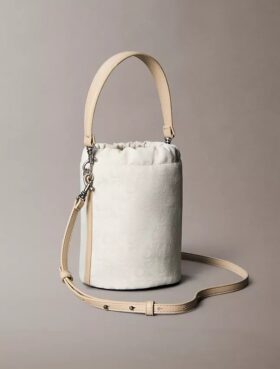 Bolso tipo cubo con monograma integral