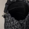 Bolso tipo cubo con monograma integral Bolso tipo cubo con monograma integral