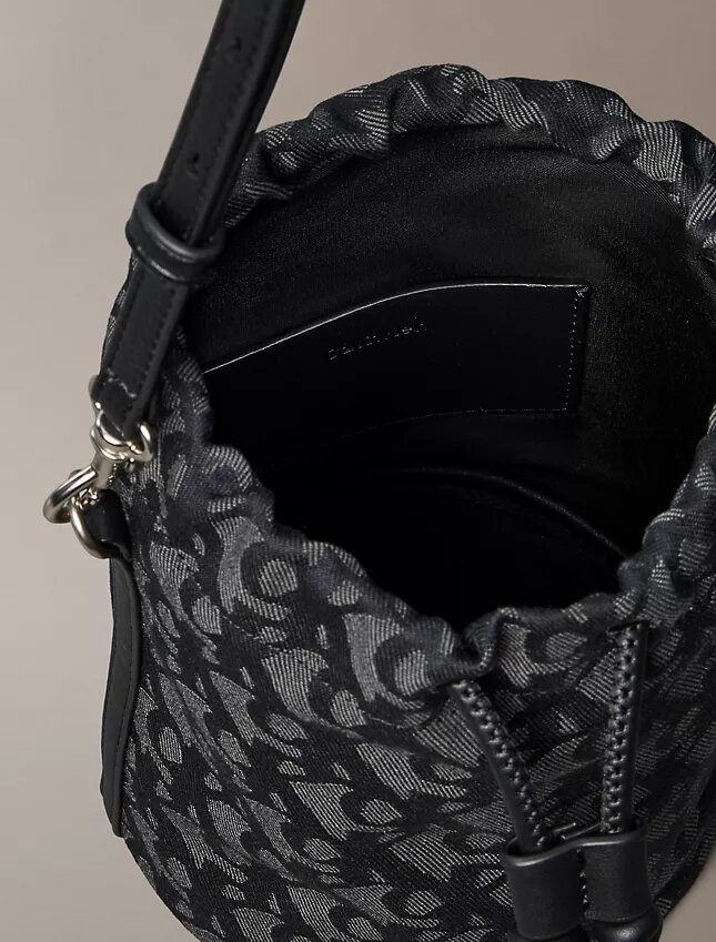 Bolso tipo cubo con monograma integral Bolso tipo cubo con monograma integral