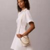 Bolso tipo cubo con monograma integral