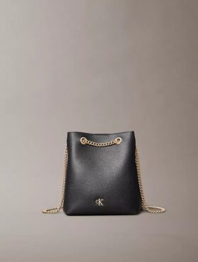 Bolso tipo cubo con monograma minimalista