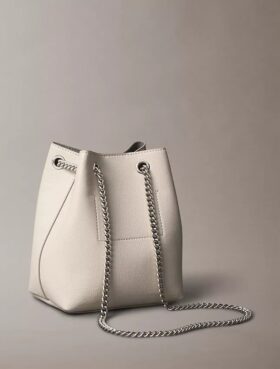 Bolso tipo cubo con monograma minimalista