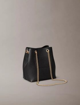 Bolso tipo cubo con monograma minimalista