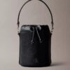 Bolso tipo cubo con textura granulada Bolso tipo cubo con textura granulada