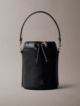 Bolso tipo cubo con textura granulada