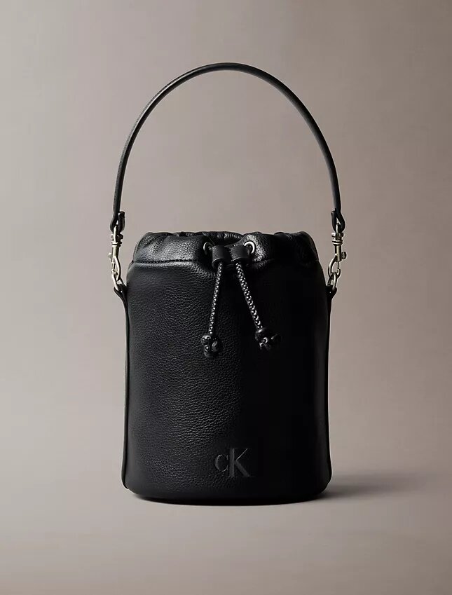 Bolso tipo cubo con textura granulada Bolso tipo cubo con textura granulada