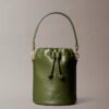Bolso tipo cubo con textura granulada Bolso tipo cubo con textura granulada