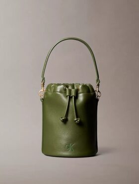 Bolso tipo cubo con textura granulada