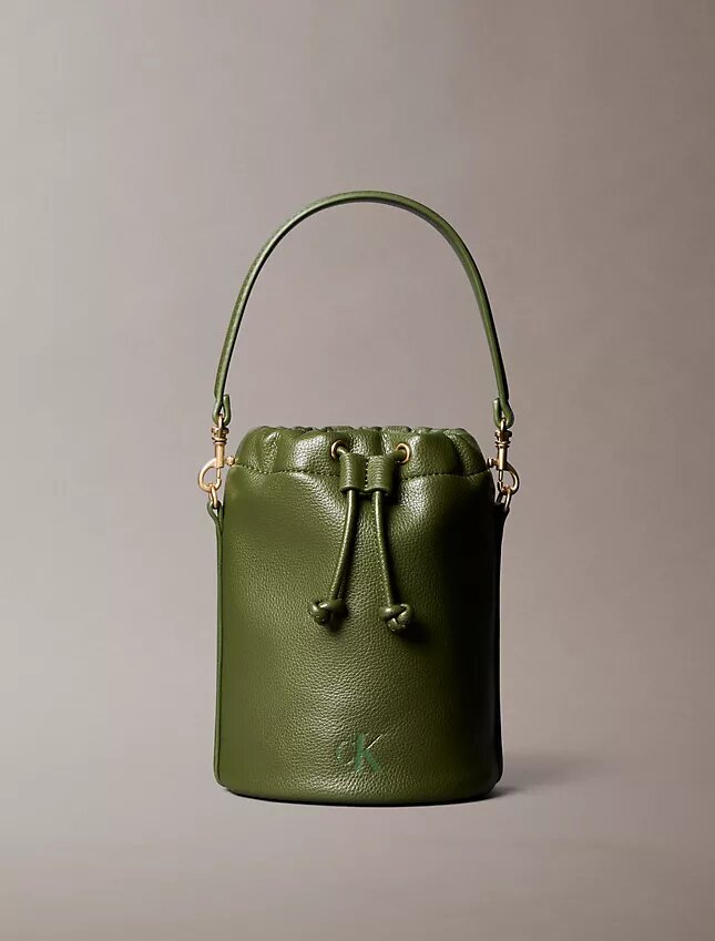 Bolso tipo cubo con textura granulada Bolso tipo cubo con textura granulada