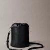 Bolso tipo cubo con textura granulada Bolso tipo cubo con textura granulada
