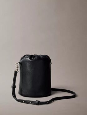 Bolso tipo cubo con textura granulada