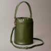 Bolso tipo cubo con textura granulada Bolso tipo cubo con textura granulada