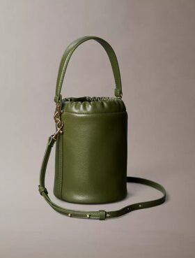 Bolso tipo cubo con textura granulada