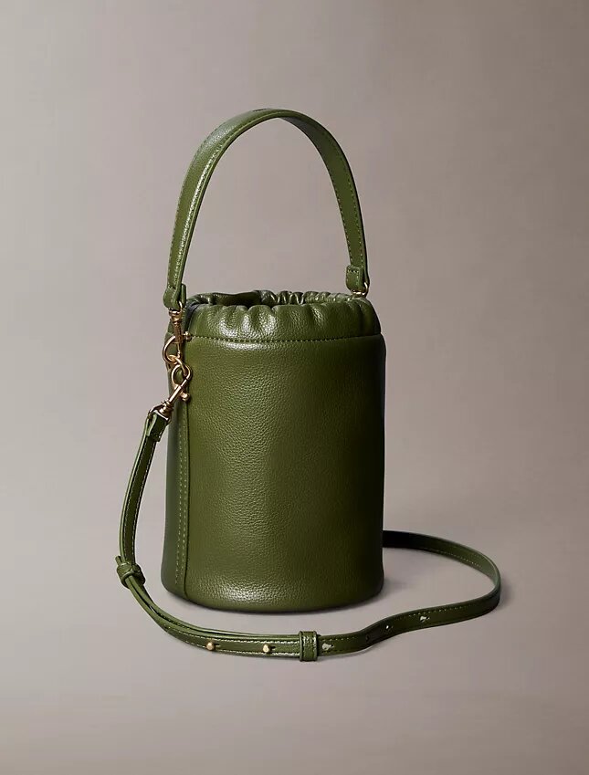 Bolso tipo cubo con textura granulada Bolso tipo cubo con textura granulada