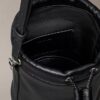 Bolso tipo cubo con textura granulada Bolso tipo cubo con textura granulada