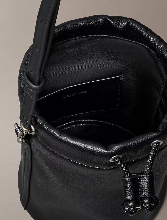 Bolso tipo cubo con textura granulada Bolso tipo cubo con textura granulada