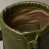 Bolso tipo cubo con textura granulada Bolso tipo cubo con textura granulada