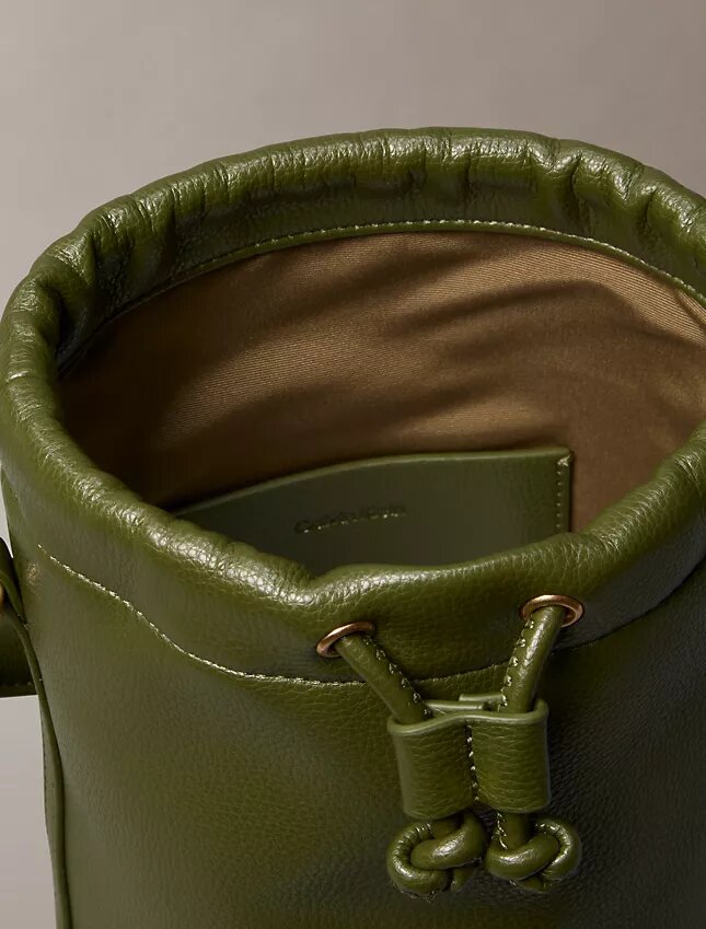 Bolso tipo cubo con textura granulada Bolso tipo cubo con textura granulada