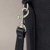 Bolso tipo cubo con textura granulada Bolso tipo cubo con textura granulada