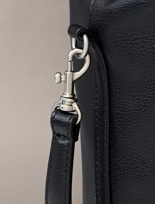 Bolso tipo cubo con textura granulada Bolso tipo cubo con textura granulada